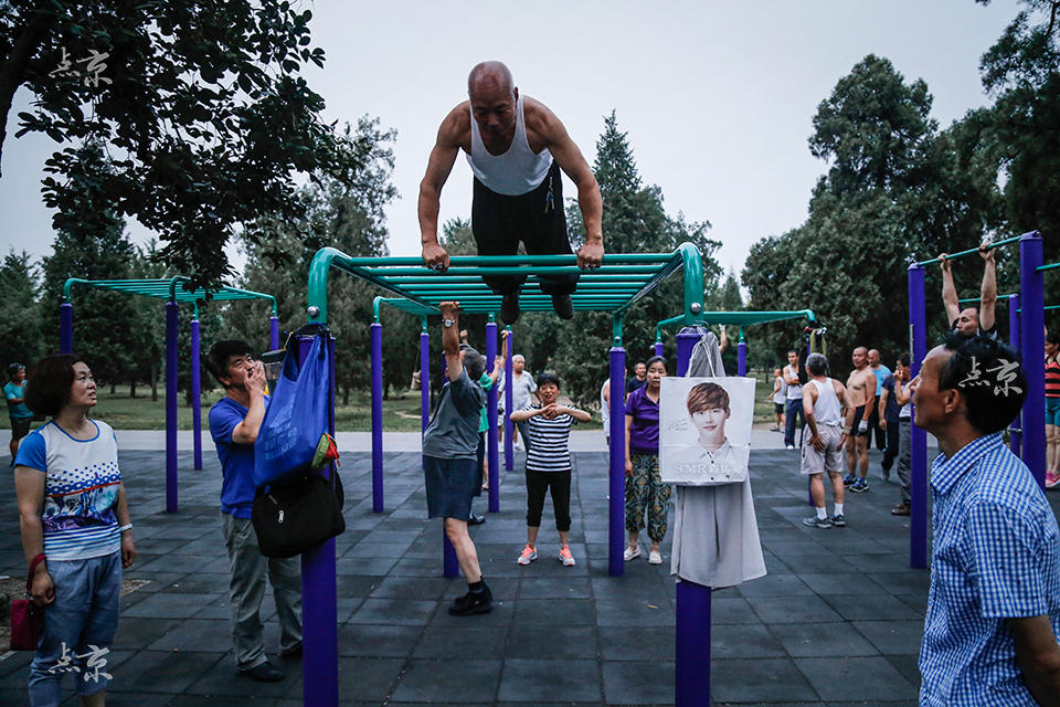 “Vovôs” chineses demonstram boa forma física no parque do Templo do Céu