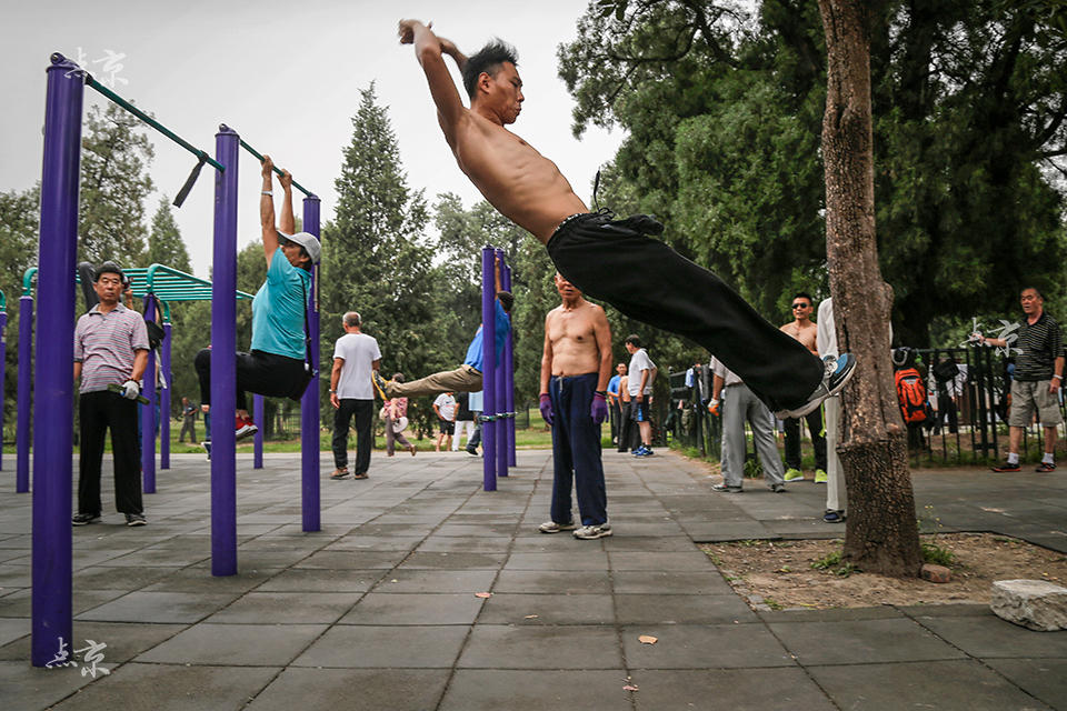 “Vovôs” chineses demonstram boa forma física no parque do Templo do Céu