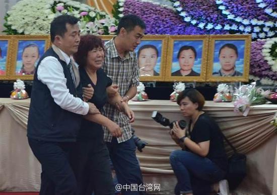 Chegam a Taiwan famílias de mortos em acidente de ônibus turístico