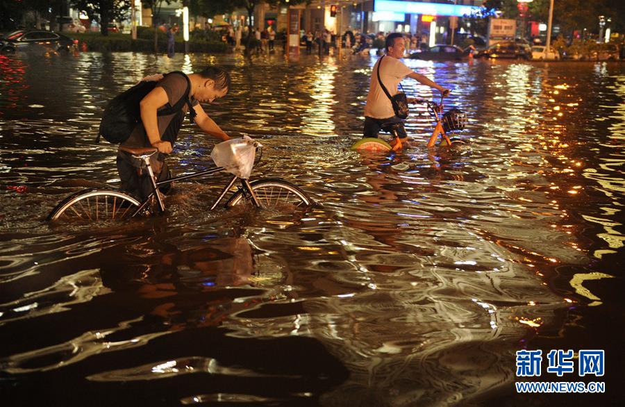 Forte chuva inunda cidade no noroeste da China