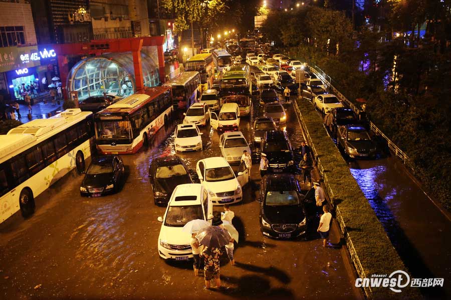 Forte chuva inunda cidade no noroeste da China