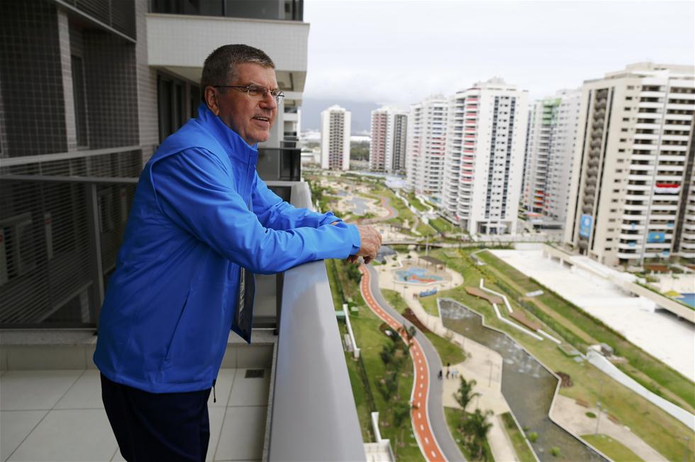Presidente do COI chega a Vila Olímpica