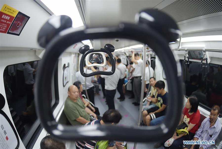 Trem com tema de panda é inaugurado em metrô em Chengdu