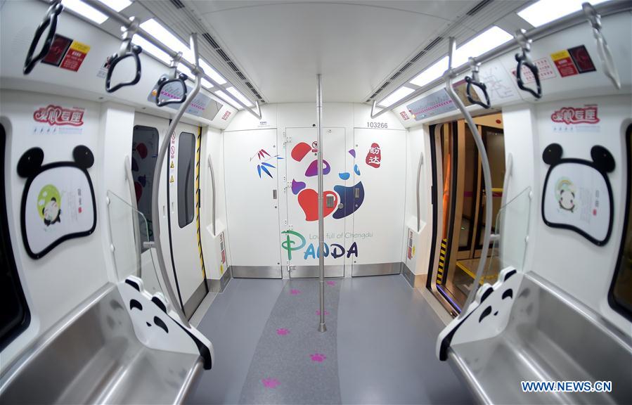 Trem com tema de panda é inaugurado em metrô em Chengdu