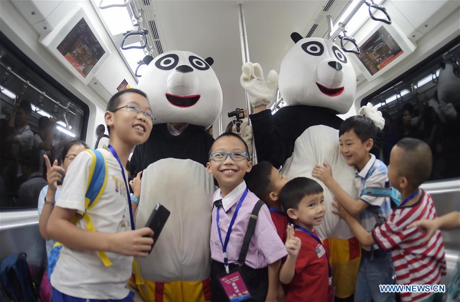 Trem com tema de panda é inaugurado em metrô em Chengdu