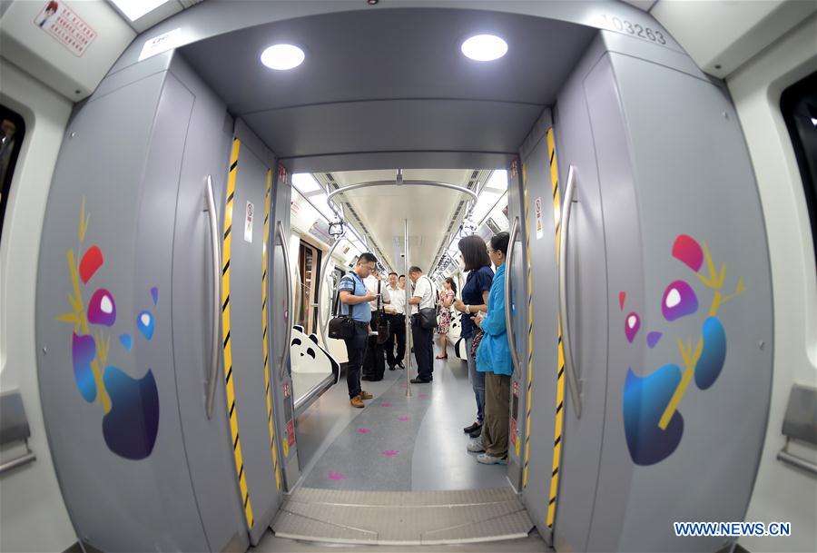 Trem com tema de panda é inaugurado em metrô em Chengdu