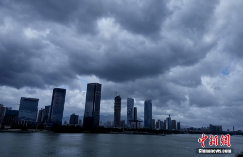 Guangdong emite alerta máximo com a chegada do tufão Nida