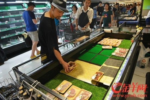 Cidadãos esgotam supermercados de Guangzhou antes da chegada do Tufão Nida