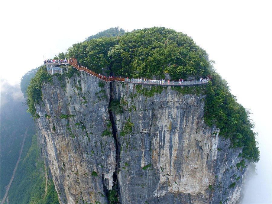 Impróprio para cardíacos! Ponte de vidro inaugurada na Província de Hunan