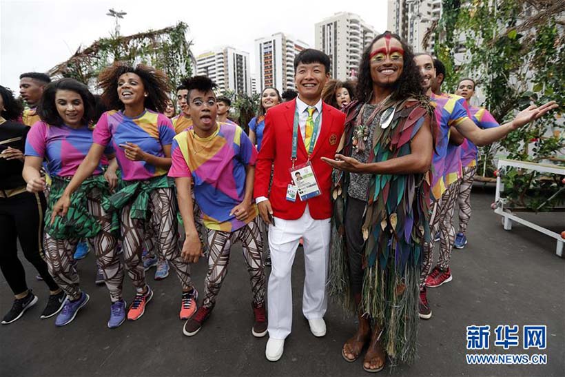 Delegação chinesa participa de cerimônia de hasteamento da bandeira na Vila Olímpica