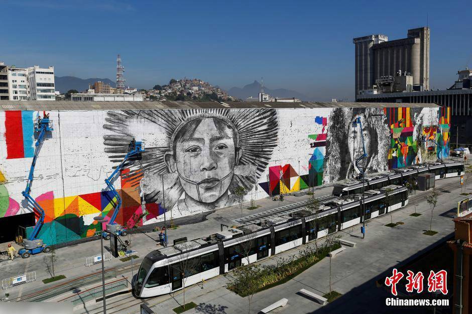 Maior mural do mundo atrai atenções no Boulevard Olímpico do Rio