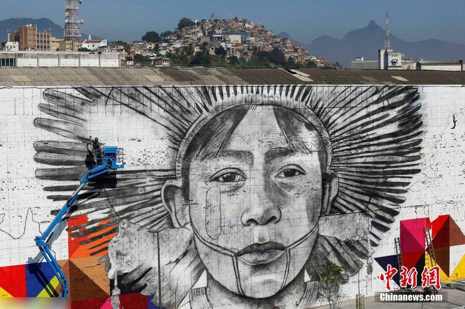 Maior mural do mundo atrai atenções no Boulevard Olímpico do Rio