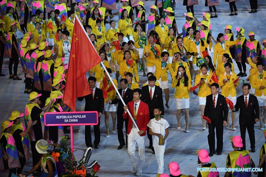 Delegação chinesa entra no estádio durante a cerimônia de abertura dos Jogos Olímpicos