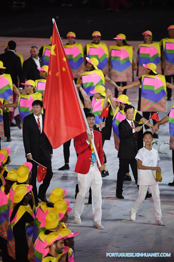 Delegação chinesa entra no estádio durante a cerimônia de abertura dos Jogos Olímpicos