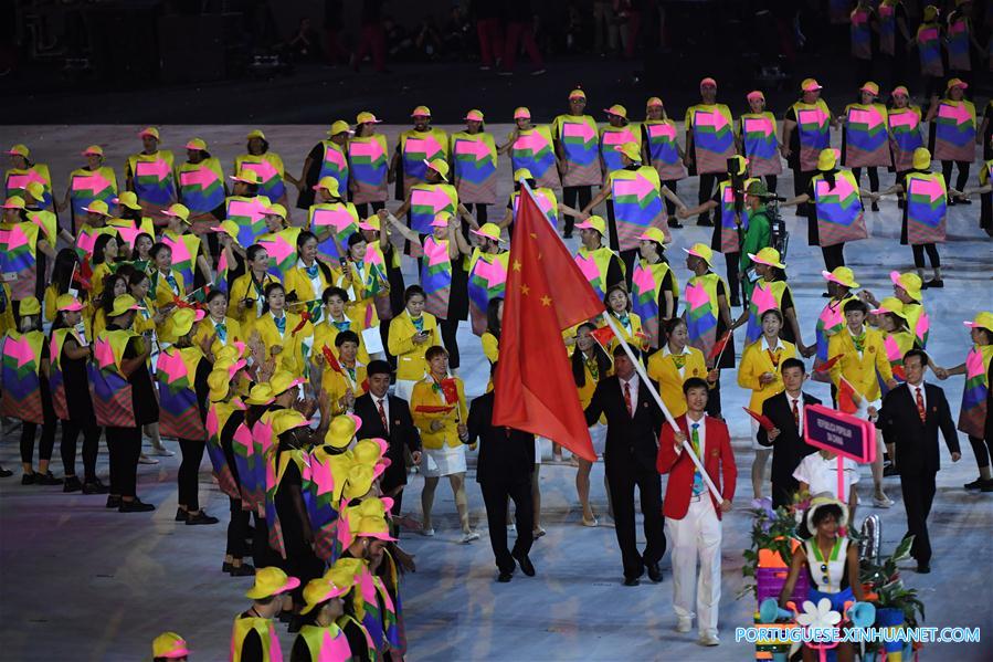 Delegação chinesa entra no estádio durante a cerimônia de abertura dos Jogos Olímpicos