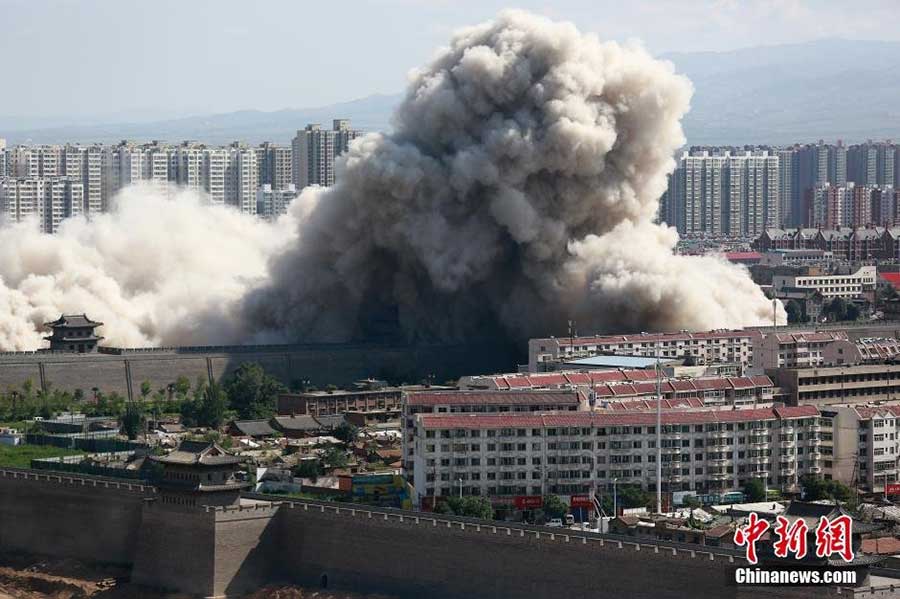 Arranha-céu de 90 metros é demolido perto da cidade antiga de Datong