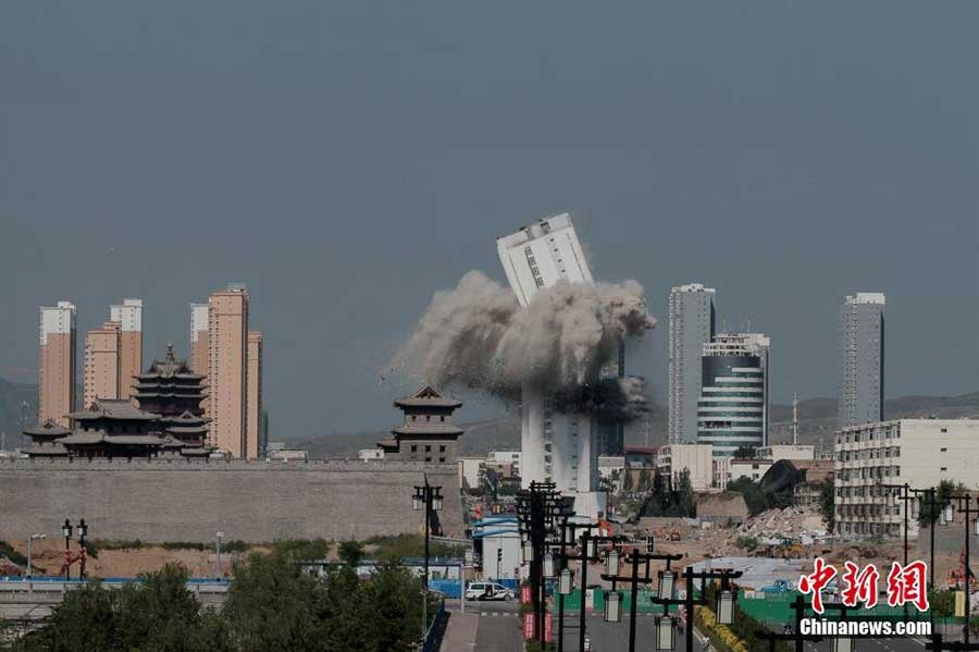 Arranha-céu de 90 metros é demolido perto da cidade antiga de Datong