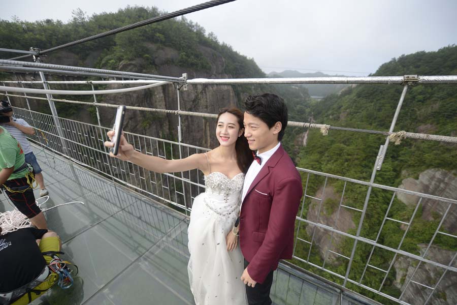 Casal se pendura no ar para celebrar o casamento