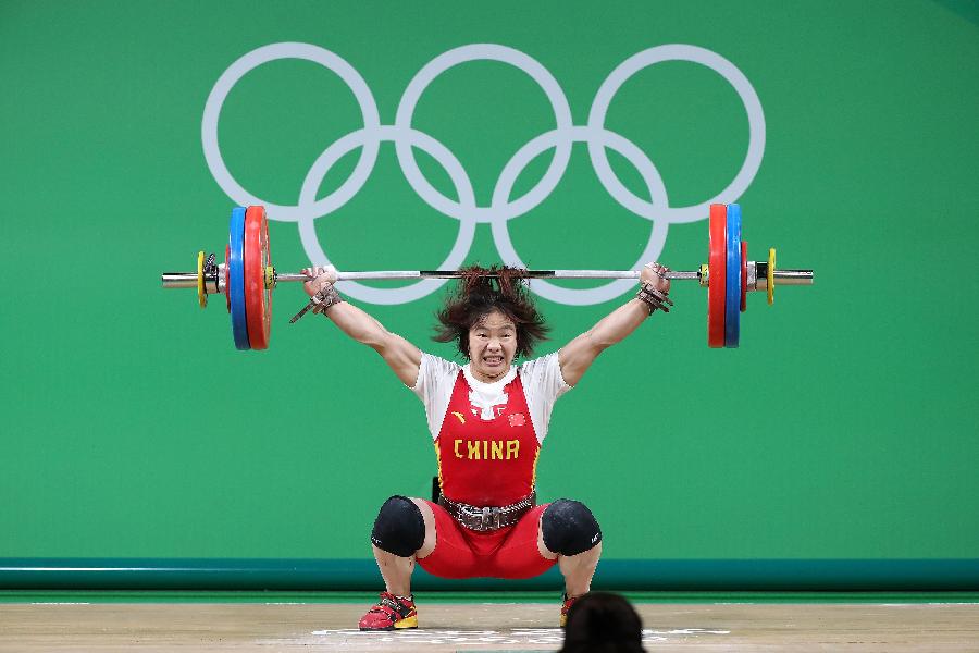 Halterofilista chinesa se recupera de uma pancada na cabeça e conquista medalha de ouro