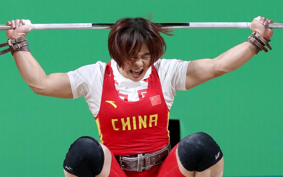 Halterofilista chinesa se recupera de uma pancada na cabeça e conquista medalha de ouro