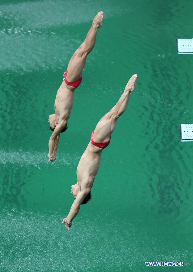 Halterofilista chinesa se recupera de uma pancada na cabeça e conquista medalha de ouro