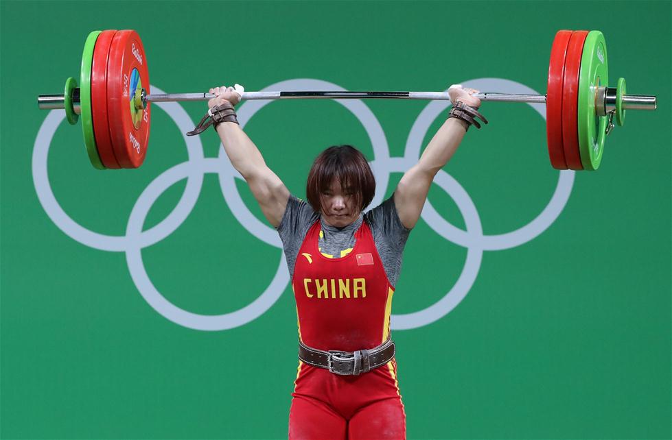 Halterofilista chinesa se recupera de uma pancada na cabeça e conquista medalha de ouro