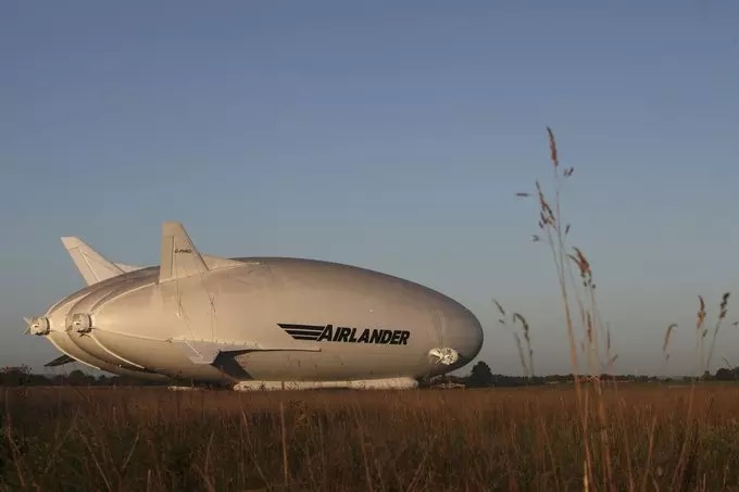 Maior aeronave do mundo está pronta para voo inaugural