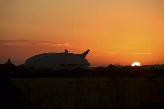 Maior aeronave do mundo está pronta para voo inaugural