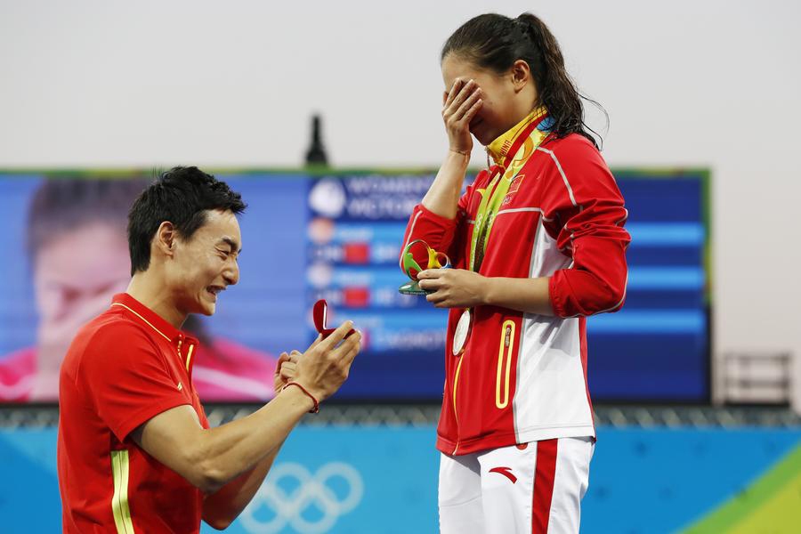 Atleta chinesa aceita pedido de casamento após cerimônia de premiação