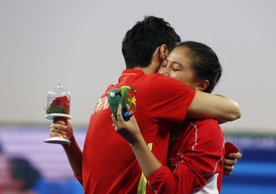 Atleta chinesa aceita pedido de casamento após cerimônia de premiação