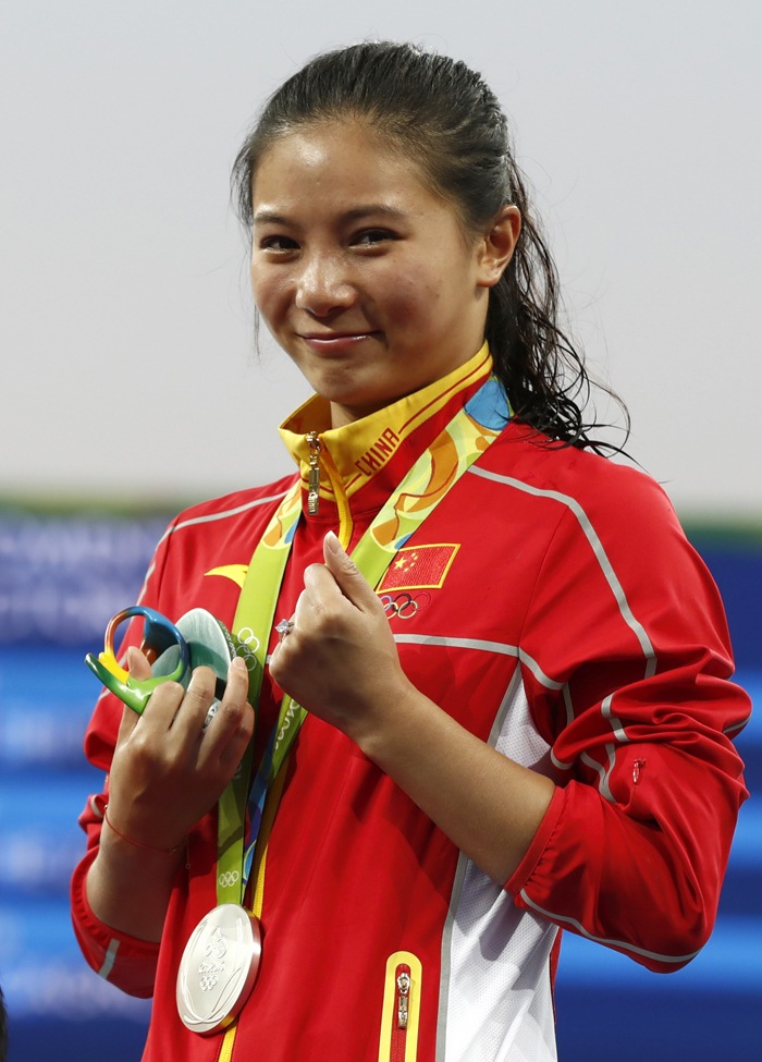 Atleta chinesa aceita pedido de casamento após cerimônia de premiação
