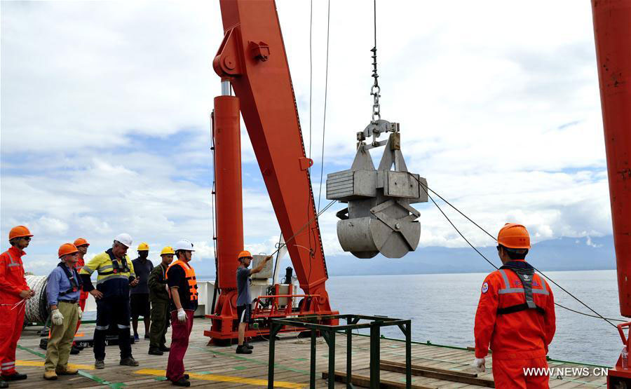 Navio de águas profundas inicia viagem no Mar de Salomão