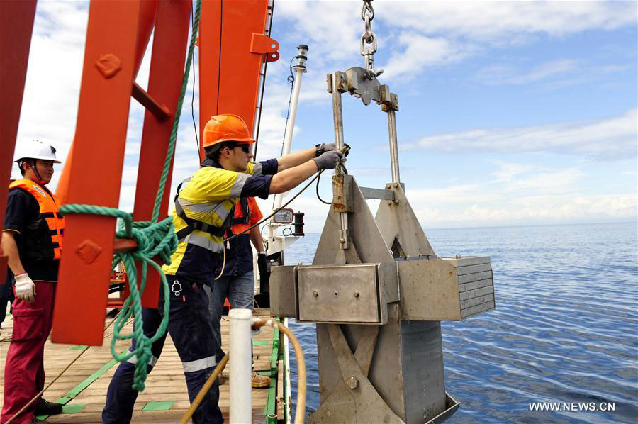 Navio de águas profundas inicia viagem no Mar de Salomão