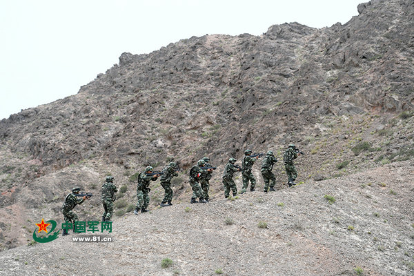 Polícia armada da China realiza exercício antiterrorismo em Xinjiang