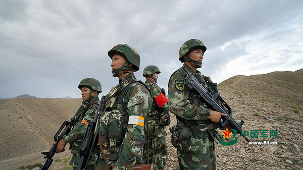 Polícia armada da China realiza exercício antiterrorismo em Xinjiang