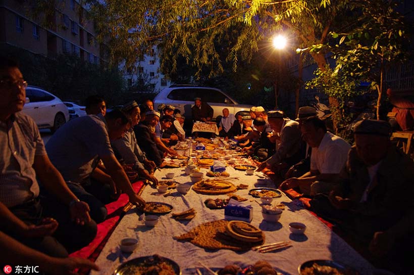 Dança, comida e religião, tudo sobre um casamento em Xinjiang