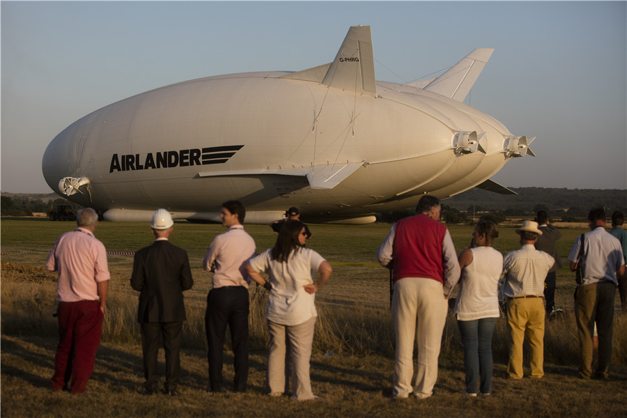 Maior aeronave do mundo realiza seu primeiro voo