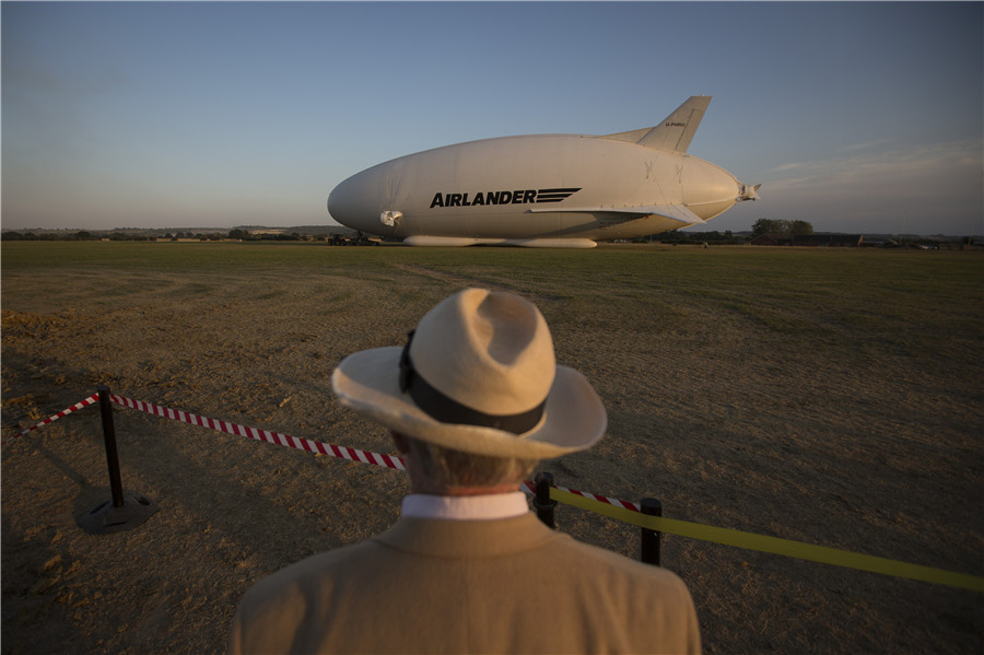 Maior aeronave do mundo realiza seu primeiro voo