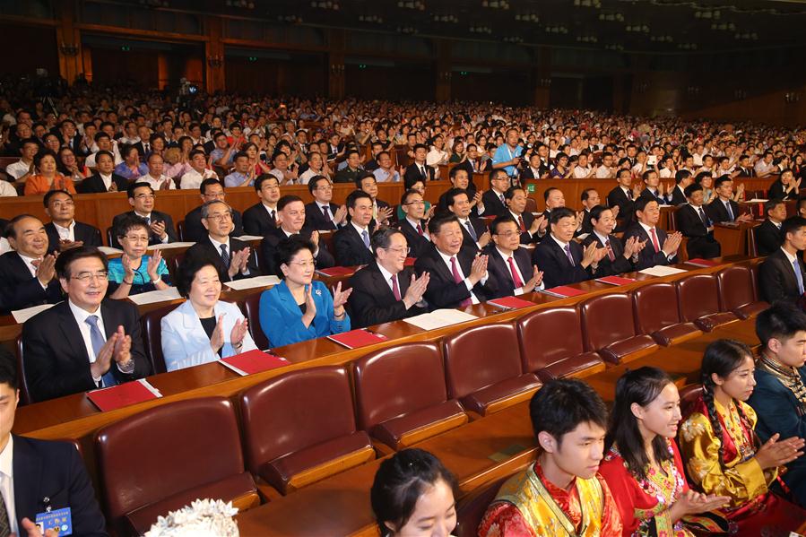 Líderes chineses participam da inauguração de festival de arte de minorias