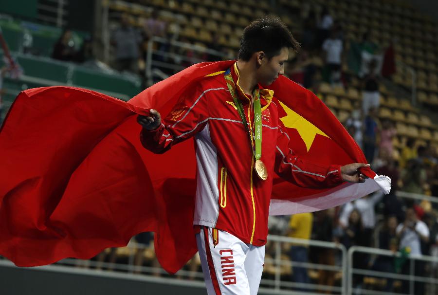 Chinês Chen Aisen é ouro nos saltos ornamentais