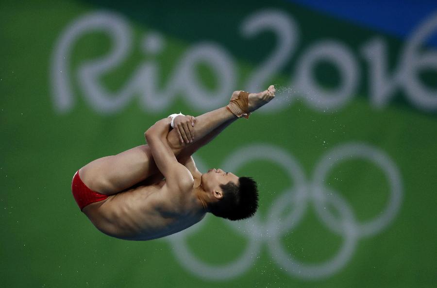 Chinês Chen Aisen é ouro nos saltos ornamentais