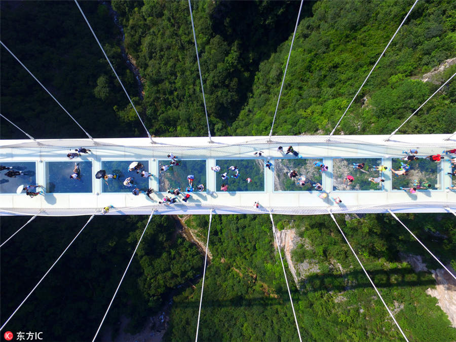 China inaugura ponte de vidro mais longa e alta do mundo