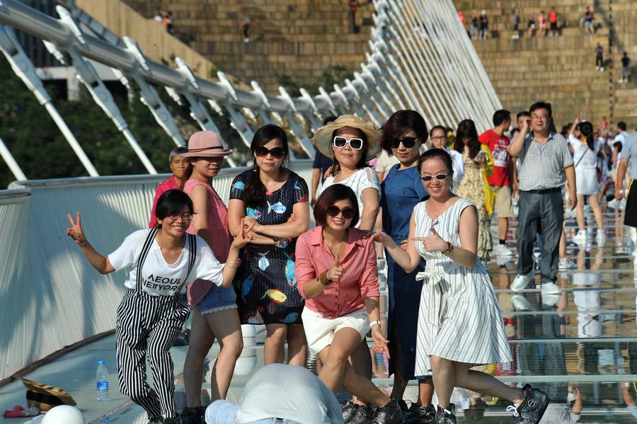 China inaugura ponte de vidro mais longa e alta do mundo