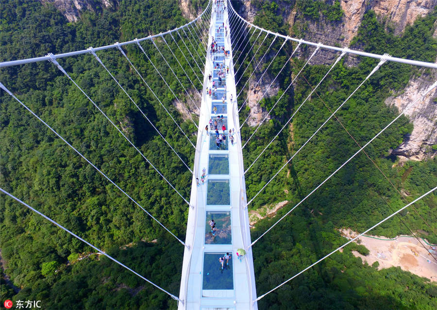 China inaugura ponte de vidro mais longa e alta do mundo