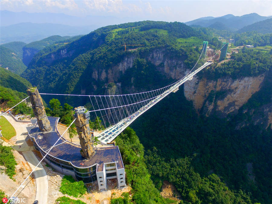 China inaugura ponte de vidro mais longa e alta do mundo