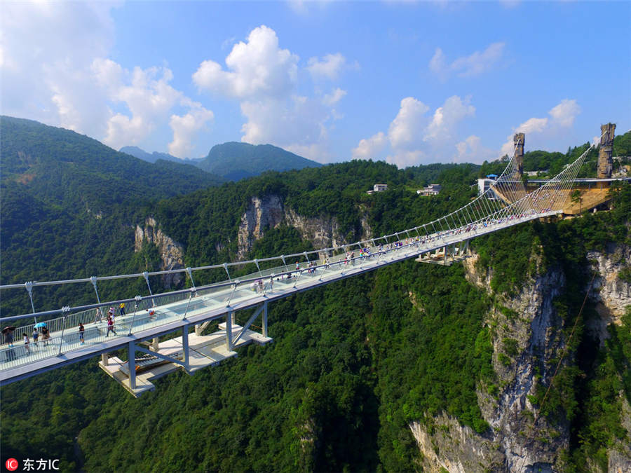 China inaugura ponte de vidro mais longa e alta do mundo