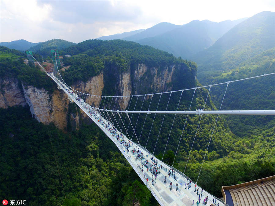 China inaugura ponte de vidro mais longa e alta do mundo