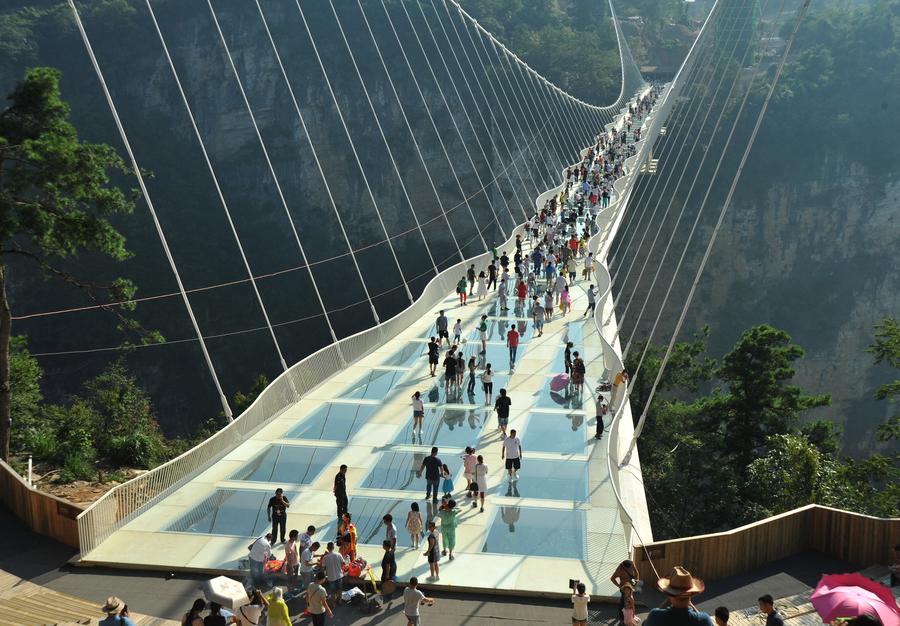 China inaugura ponte de vidro mais longa e alta do mundo