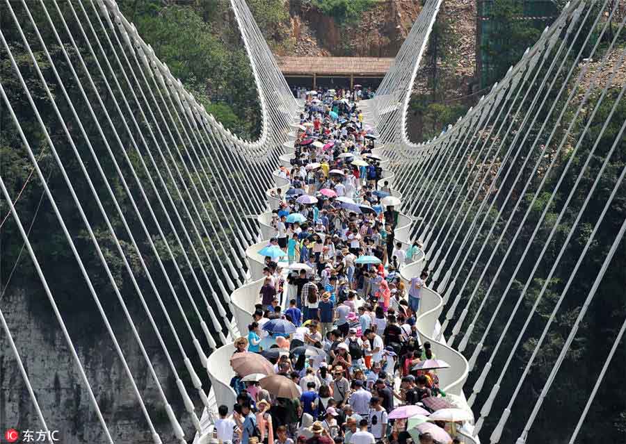 China inaugura ponte de vidro mais longa e alta do mundo