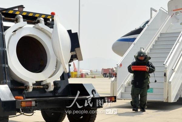 Membros da aviação civil da China realizam exercício antiterrorista